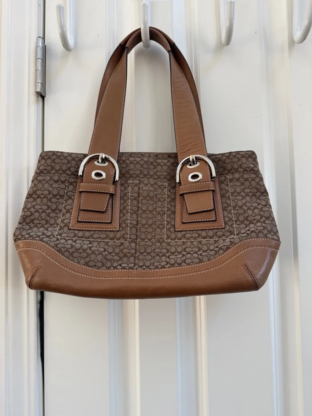 Coach Vintage Brown Signature Canvas Shoulder Bag with Tan Trim - Picture 2 of 16